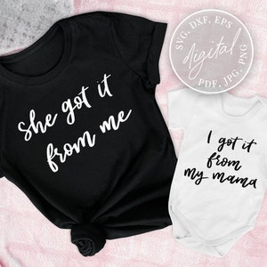 Puede incluir: Dos camisetas blancas y negras con un diseño a juego. La camiseta más grande dice "She got it from me" y la camiseta más pequeña dice "I got it from my mama".