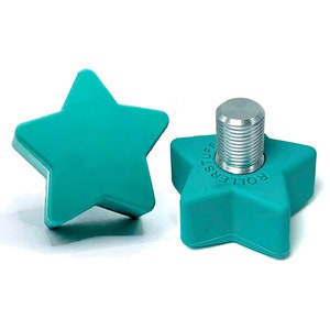 Puede incluir: Dos topes para patines de ruedas en forma de estrella de color azul turquesa. Un tope tiene un tornillo roscado plateado y el texto "ROLLERS-TUFF" impreso en él.