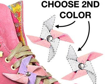 Puede incluir: Zapatillas rosas de caña alta con cordones dorados y un charm de molinillo rosa y morado. La imagen muestra dos charms de molinillo adicionales en rosa y blanco, con el texto "CHOOSE 2ND COLOR".