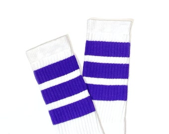 Retro Gestreifte Knie High Schlauchsocken, Weiß mit lila Streifen, 22" Vintage Skateboarder Socken