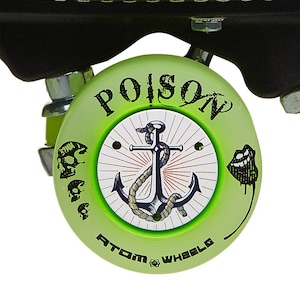 Pode incluir: Roda de patins verde com uma âncora preta e um design de corda. A roda tem o texto "POISON ATOM WHEELS" ao redor da borda.
