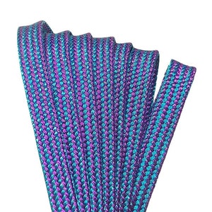 K&ouml;nnte beinhalten: Nahaufnahme eines B&uuml;ndels irisierender blauer und violetter Schn&uuml;rsenkel. Die Schn&uuml;rsenkel sind aus geflochtenem Material und haben eine gl&auml;nzende Oberfl&auml;che.