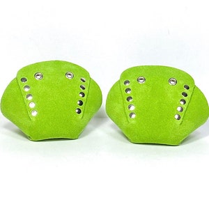 Puede incluir: Dos protectores de zapatos de ante verde lima con ojales plateados.