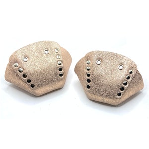 Rosa Glitzer Wildleder Rollschuh Zehenschutzkappen (Paar) von ROLLERSTUFF