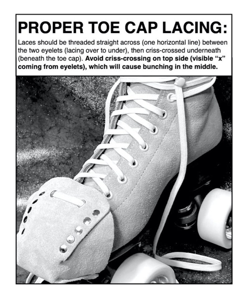 K&ouml;nnte beinhalten: Schwarzwei&szlig;foto eines Rollschuhs mit wei&szlig;en Schn&uuml;rsenkeln. Die Schn&uuml;rsenkel sind gerade &uuml;ber die Zehenkappe gef&auml;delt und dann unter der Zehenkappe gekreuzt. Der Text "PROPER TOE CAP LACING:" befindet sich &uuml;ber dem Bild. Der Text erkl&auml;rt, wie man den Rollschuh richtig schn&uuml;rt.