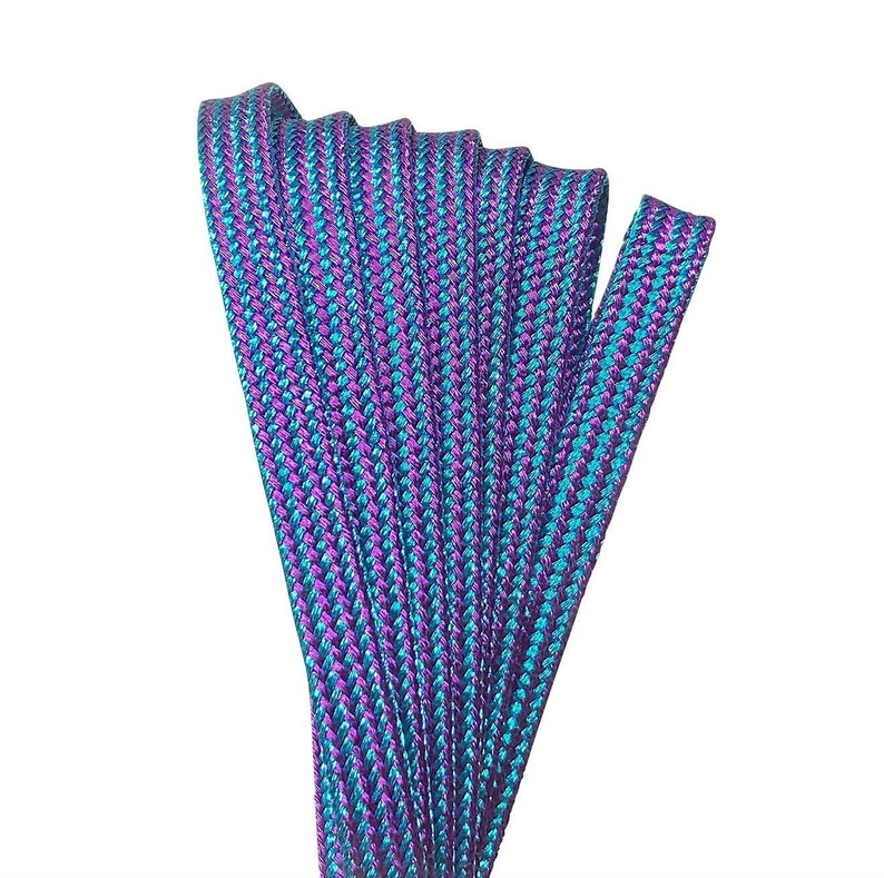 K&ouml;nnte beinhalten: Nahaufnahme eines B&uuml;ndels irisierender blauer und violetter Schn&uuml;rsenkel. Die Schn&uuml;rsenkel sind aus geflochtenem Material und haben eine gl&auml;nzende Oberfl&auml;che.