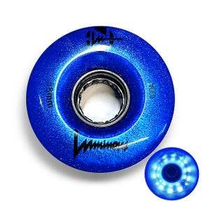 Puede incluir: Ruedas de patines de ruedas azules con un acabado brillante. Las ruedas tienen un diámetro de 58 mm y una dureza de 100A. Las ruedas tienen un logotipo negro que dice "Viminor".