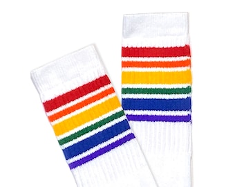 Klassische Socken mit Regenbogen Streifen auf Weiß