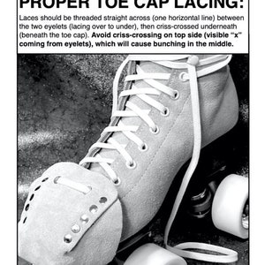 Może przedstawiać: Czarno-białe zdjęcie rolki z białymi sznur&oacute;wkami. Sznur&oacute;wki są przewleczone prosto przez osłonę palc&oacute;w, a następnie skrzyżowane pod osłoną palc&oacute;w. Tekst "PROPER TOE CAP LACING:" znajduje się nad obrazem. Tekst pod obrazem brzmi: "Sznur&oacute;wki należy przewlec prosto przez osłonę palc&oacute;w (jedna linia pozioma) między dwoma oczkami (przewlekanie od g&oacute;ry do dołu), a następnie skrzyżować pod osłoną palc&oacute;w (pod osłoną palc&oacute;w). Należy unikać krzyżowania sznur&oacute;wek na g&oacute;rze (widoczne "x" pochodzące z oczek), ponieważ spowoduje to zgrupowanie w środku."