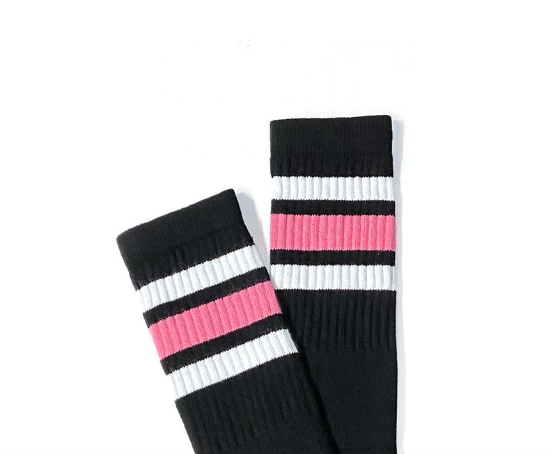 Calcetines de tubo hasta la rodilla de rayas retro, negros con rayas blancas y rosas claras, calcetines skater estilo vintage imagen 1
