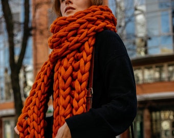 Echarpe en grosse maille - Echarpe d'hiver surdimensionnée - Echarpe volumineuse en laine mérinos tricotée à la main - Echarpe géante - Beaux cadeaux faits main pour femme