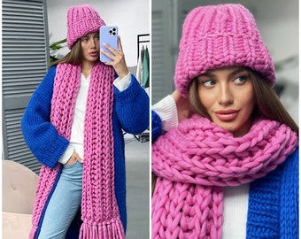 Set cappello e sciarpa invernale lavorato a maglia - Berretto grosso e sciarpa da donna fatti a mano - Set sciarpa con frange in lana merino lavorata a mano