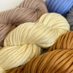 Super chunky wool – Bulky blanket yarn for knitting – Thick soft bulky yarn – White chunky weight wool – Feltable yarn for scarves
