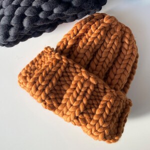Men’s fisherman beanie with folded brim – chunky knit merino wool in cinnamon color, close-up texture.