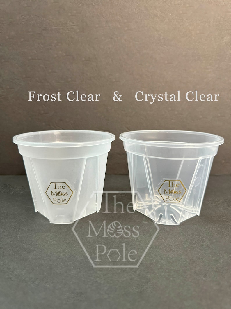 Peut inclure: Deux pots de plantes en plastique transparent, l'un avec une finition givr&eacute;e et l'autre avec une finition transparente. Les deux pots portent le logo "The Moss Pole" imprim&eacute; au fond.