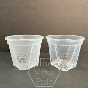 Peut inclure: Deux pots en plastique transparent avec des trous de drainage et un logo hexagonal qui indique "The Moss Pole" au fond de chaque pot.