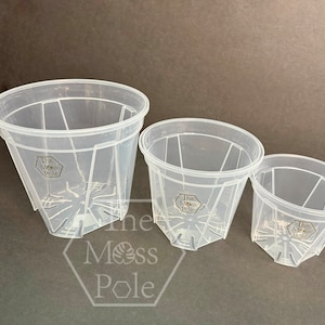 Peut inclure: Trois pots de plantes en plastique transparent avec des trous de drainage et le texte "The Moss Pole" imprim&eacute; au fond de chaque pot.