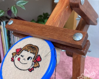 Adjustable support base for embroidery hoop