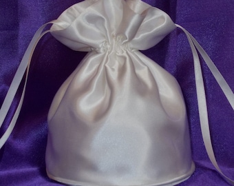 Sac à roulettes en satin blanc. Cordon de serrage en ruban, sac à main, sac de mariage pour mariée/demoiselle d'honneur/filleul. Communion. Vendeur britannique de bal de promo