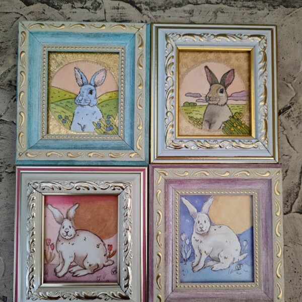 Schilderen. In een lijst met ontspiegeld glas. Een set van 4 kleine illustraties van konijnen. In geschenkverpakking.Voor familie en vrienden.
