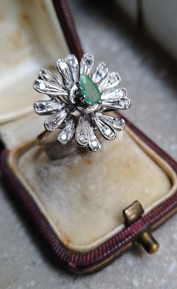 Anillo de esmeralda paladio y diamante de flor 