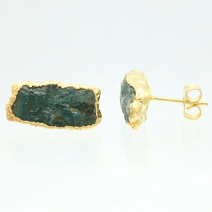 Raw Kyanite Oorbellen, Natuurlijke Raw Green Kyanite Studs, Verlovingscadeau Voor Haar, Gouden Oorbellen, Raw Stone Oorbellen, Maart Birthstone Oorbellen