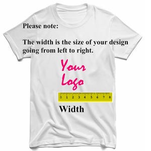 以下が含まれることがあります： デザインエリアの幅を測定する定規が付いた白いTシャツ。テキストは「ご注意ください：幅は、デザインの左から右までのサイズです。あなたのロゴ 0 1 2 3 4 5 6 7 8 幅」と表示されています。