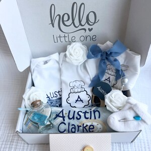 Baby-Geschenkkorb, Baby-Dusche-Geschenk, neue Baby-Geschenkbox für Jungen, Baby-Geschenk, Geschenk für Baby, personalisierter Strampelanzug, personalisierte Lätzchen-Decke
