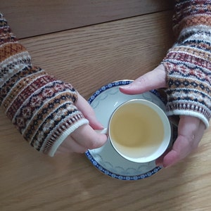 Luvas de pulso Fair Isle Gauntlet. Lã de cordeiro escocesa. Azul-marinho, dourado. Luvas sem dedos. Aquecedores de pulso, aquecedores de braço, aquecedores de mão.