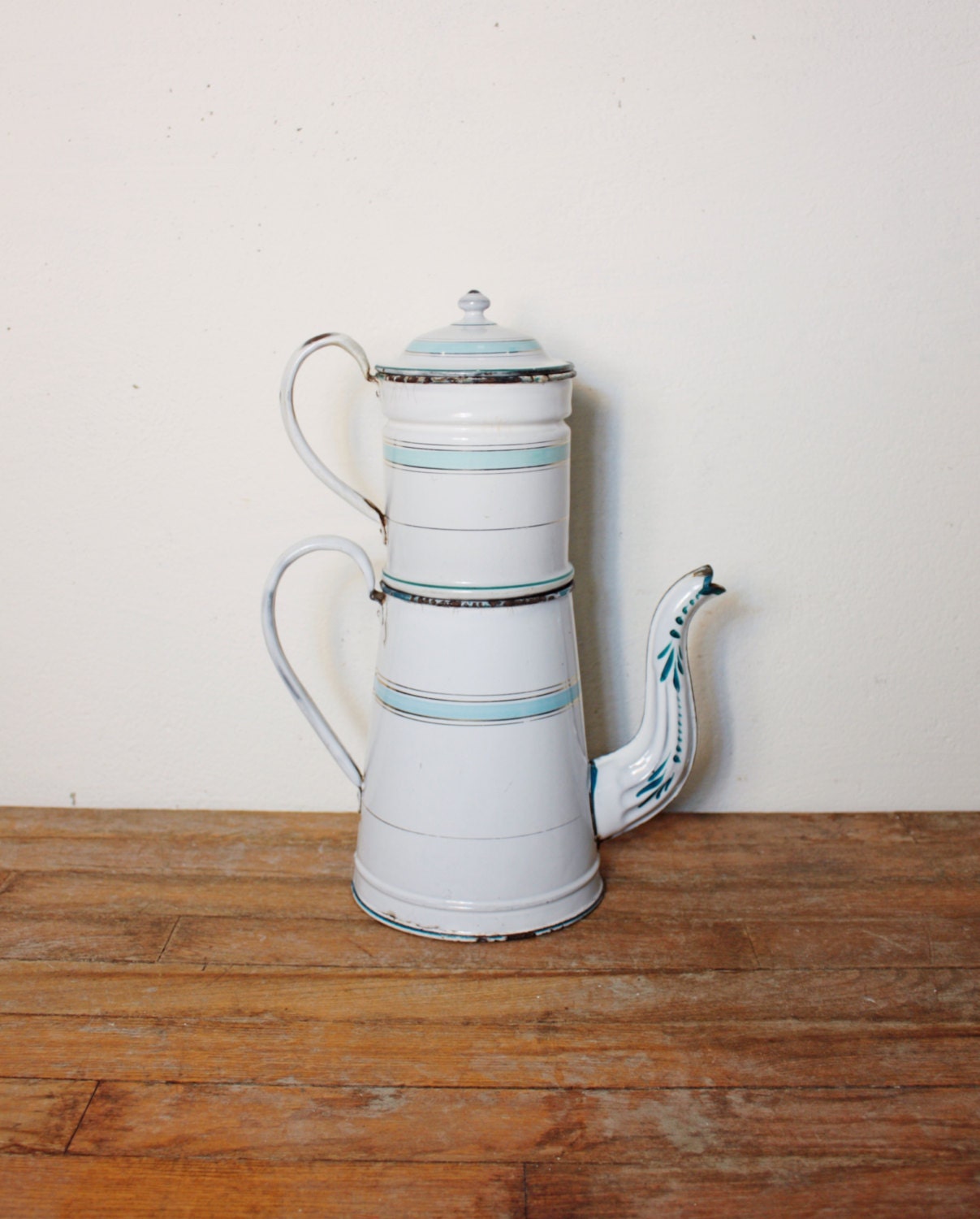 Grande Antique Deux Tier Biggin Émail Cafetière, Blanc avec Bleu Clair et Rayures d'or, Motif de Sar