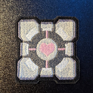 Portal Companion Cube geborduurde naaipatch