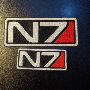 Logotipo do Mass Effect N7 costurado em patch bordado