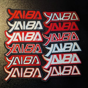 Puede incluir: Un conjunto de seis parches bordados en rojo y blanco con la palabra "YAIBA" escrita en una fuente estilizada.