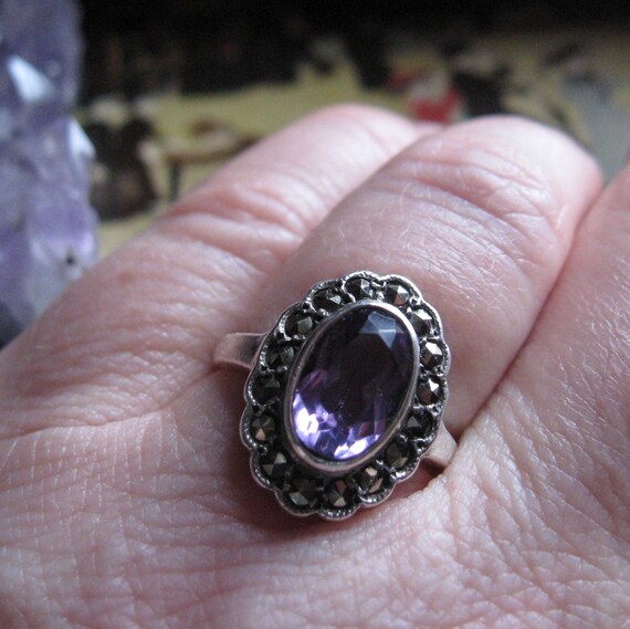 Bague Ancienne En Argent Sertie Pierre Mauve Et Marcassites - Occasion Vintage