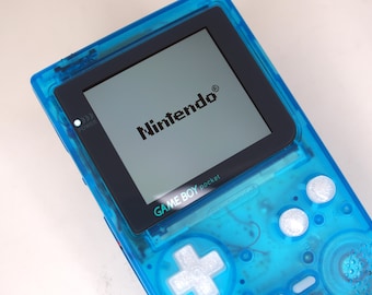 Gameboy Pocket azul hielo con pantalla IPS retroiluminada y puerto USB-C recargable