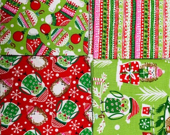 Könnte beinhalten: Vier verschiedene Stoffquadrate mit Weihnachtsmotiv. Das obere linke Quadrat ist grün mit roten und weißen Strümpfen, Ornamenten und Schneeflocken. Das obere rechte Quadrat ist grün-weiß gestreift mit roten und rosa Akzenten. Das untere linke Quadrat ist rot mit weißen Schneeflocken und grünen und weißen Igeln, die Pullover tragen. Das untere rechte Quadrat ist grün mit weißen Schneeflocken und grünen und weißen Eulen, die Pullover tragen.
