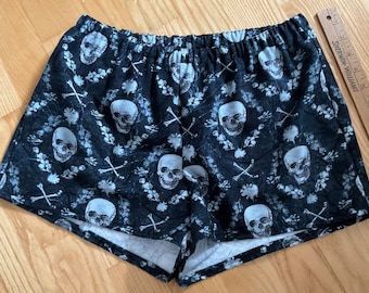 Sm/Skulls and crossbones on black background flannel sleep shorts