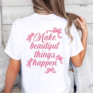 Make Beautiful Things Happening Inspirerend Positief Lifestyle Positieve Vibes Coquette Pink Ribbons-T-shirt