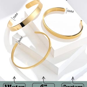 Pu&ograve; includere: Tre braccialetti rigidi in acciaio inossidabile color oro, ognuno con una larghezza diversa: 7 mm, 5 mm e 3 mm. I braccialetti sono lunghi 15 cm e regolabili. I braccialetti possono essere incisi all'interno, all'esterno o su entrambi i lati.