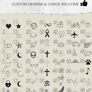 Pu&ograve; includere: Un grafico con 70 diverse idee di design, numerate da 1 a 70. Ogni numero &egrave; in un cerchio con un design in bianco e nero al suo interno. I design includono cuori, stelle, pianeti, razzi, croci, fiori, biciclette, aerei e altro ancora. Il testo "DESIGNS" &egrave; in cima al grafico, e il testo "CUSTOM DESIGNS & LOGOS WELCOME" &egrave; sotto.