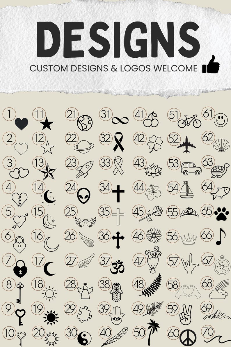 Pu&ograve; includere: Un grafico con 70 diverse idee di design, numerate da 1 a 70. Ogni numero &egrave; in un cerchio con un design in bianco e nero al suo interno. I design includono cuori, stelle, pianeti, razzi, croci, fiori, biciclette, aerei e altro ancora. Il testo "DESIGNS" &egrave; in cima al grafico, e il testo "CUSTOM DESIGNS & LOGOS WELCOME" &egrave; sotto.