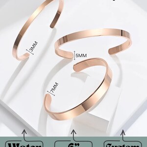 Pu&ograve; includere: Tre braccialetti rigidi in acciaio inossidabile color oro, con larghezze diverse. I braccialetti sono lunghi 15 cm e regolabili. I braccialetti possono essere incisi all'interno, all'esterno o su entrambi i lati.