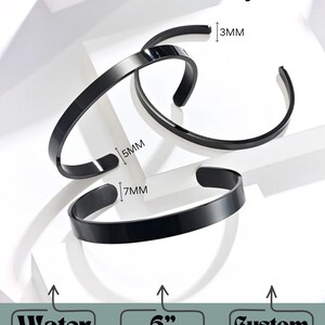 Pu&ograve; includere: Tre braccialetti in acciaio inossidabile nero con una lunghezza regolabile di 15 cm. I braccialetti sono disponibili in larghezze di 3 mm, 5 mm e 7 mm. I braccialetti possono essere incisi all'interno, all'esterno o su entrambi i lati.