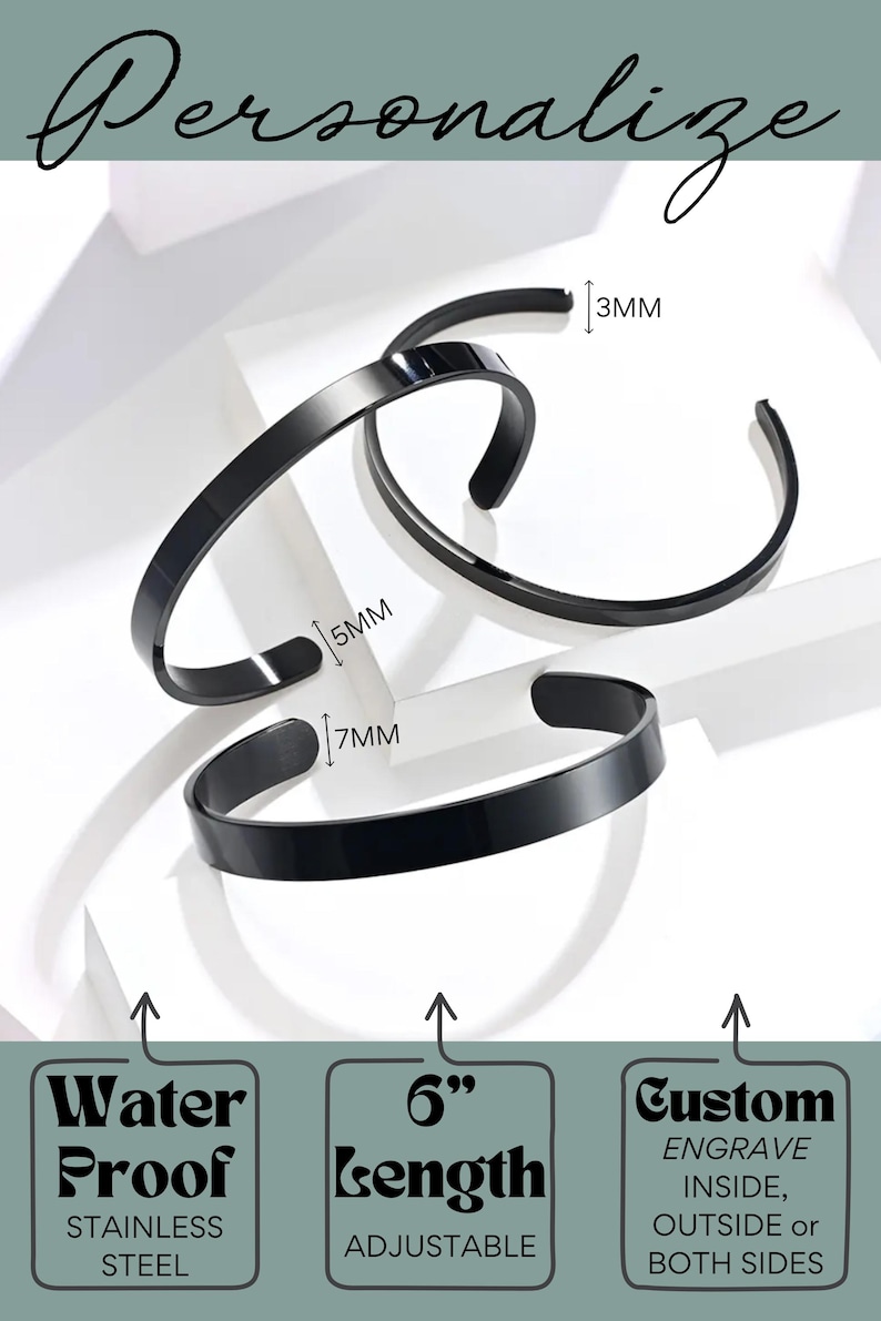 Pu&ograve; includere: Tre braccialetti in acciaio inossidabile nero con una lunghezza regolabile di 15 cm. I braccialetti sono disponibili in larghezze di 3 mm, 5 mm e 7 mm. I braccialetti possono essere incisi all'interno, all'esterno o su entrambi i lati.