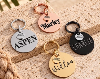 Puede incluir: Cuatro placas de identificación circulares para mascotas con anillas. Una placa plateada dice ASPEN, una de oro rosa dice Marley, una negra dice CHARLIE y una dorada dice Willow. Cada placa incluye un pequeño dije circular con MICRO CHIPPED.