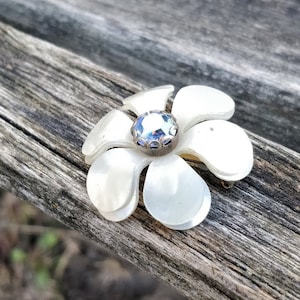 Vintage Flower Pin. Gifts For Mom, Gifts For Her. Anniversary Gifts. Flower Brooch, Daisy Pin
