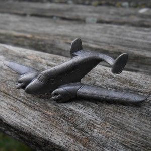 Spilla vintage a forma di aeroplano. Regalo per testimoni dello sposo, papà, anniversario, militare, pilota.
