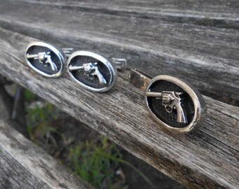 Paire De Boutons De Manchette Anciens Et Pince à Cravate - Forme Revolver Six Coups - Finition Argentée - Occasion