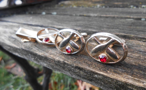 thumbnail interactive-video image 1 of WW2 RAF Pilot Aircraft Cufflinks & Tie Clip Set – Spitfire, Hurricane & Lancaster – Enamel & Stainless Steel 1 of 3