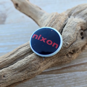Pin vintage de Nixon. Coleccionable, estilo americano. Richard Nixon, pin republicano. 1972